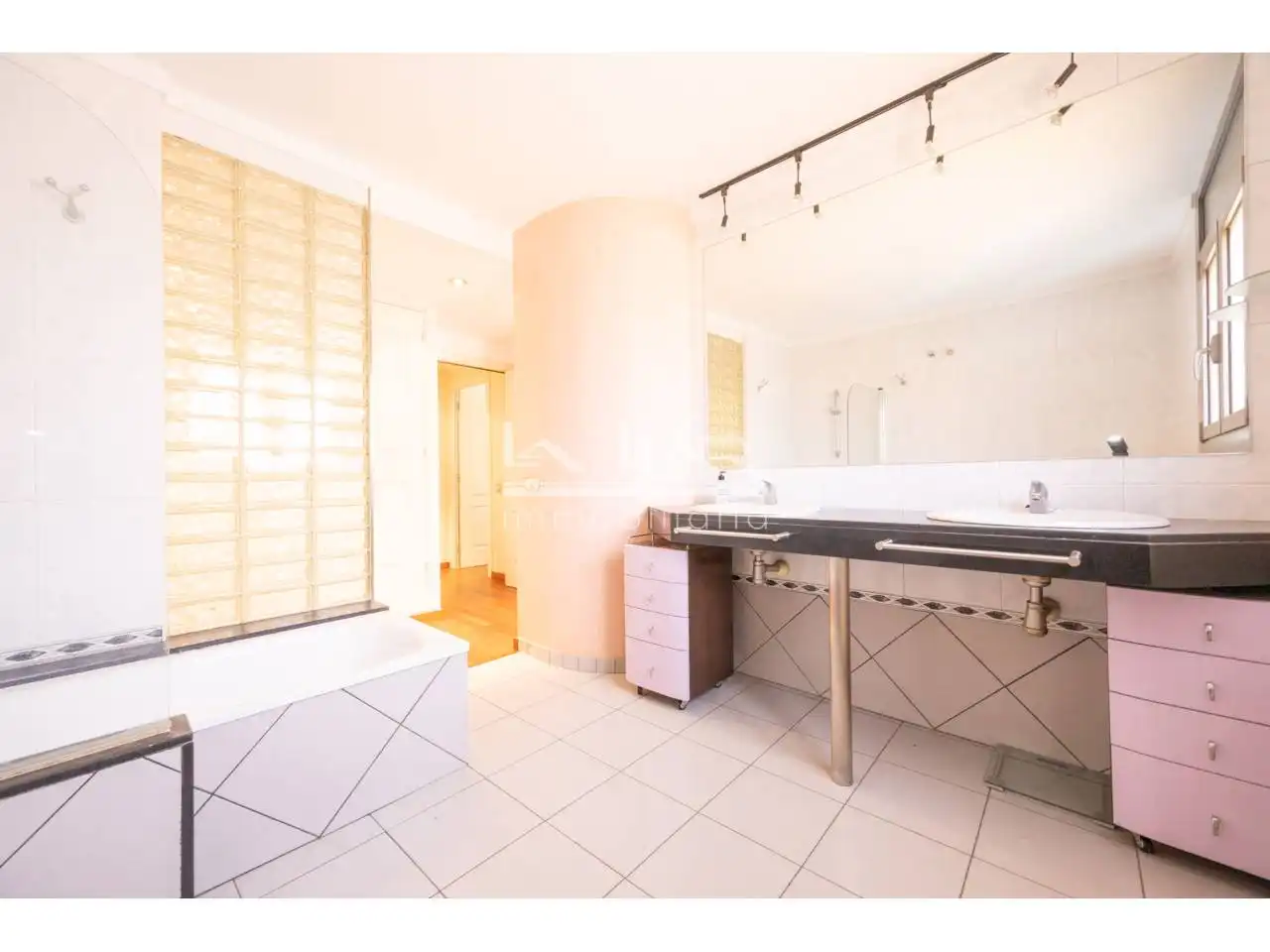 Bathroom of Flat for sale in Vic  with Heating, Parquet flooring and Storage room