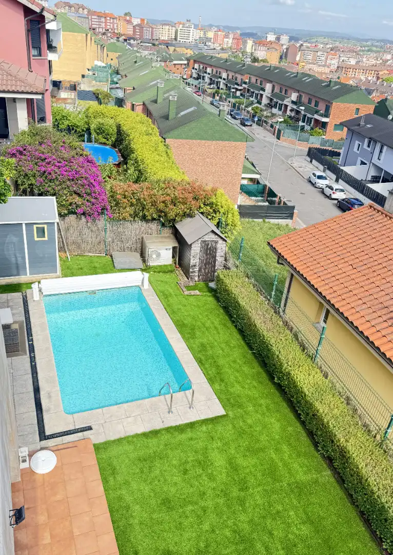 Piscina de Casa o xalet en venda en Avilés amb Calefacció, Jardí privat i Parquet