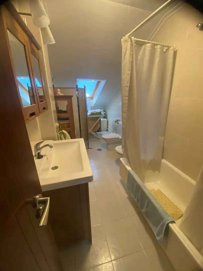 Badezimmer von Dachboden zum Verkauf in Viveiro mit Heizung, Parkett und Möbliert