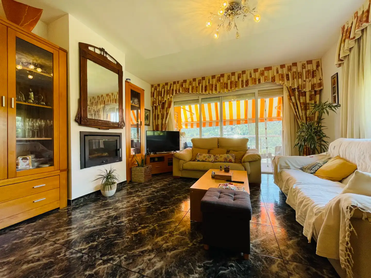 Sala d'estar de Casa o xalet en venda en Corbera de Llobregat amb Aire condicionat, Calefacció i Jardí privat