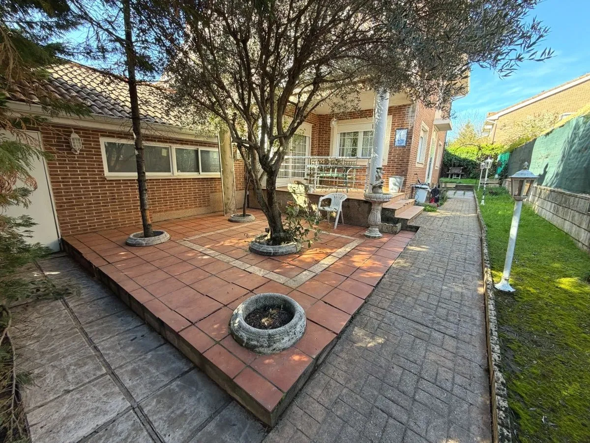 Terrassa de Casa adosada en venda en Los Santos de la Humosa amb Jardí privat, Piscina i Balcó