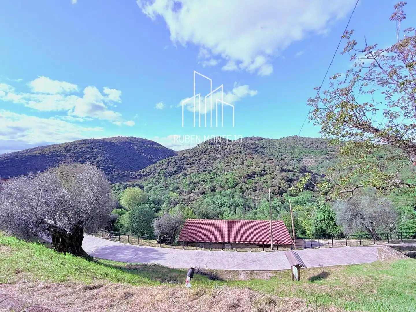 Vista exterior de Casa o xalet de lloguer en San Esteban de la Sierra amb Aire condicionat, Calefacció i Terrassa