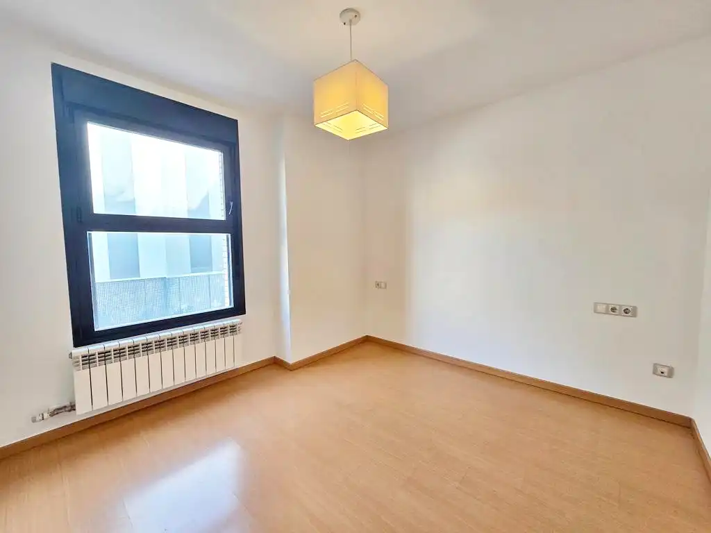 Schlafzimmer von Wohnung zur Miete in Valdemoro mit Heizung, Parkett und Ofen