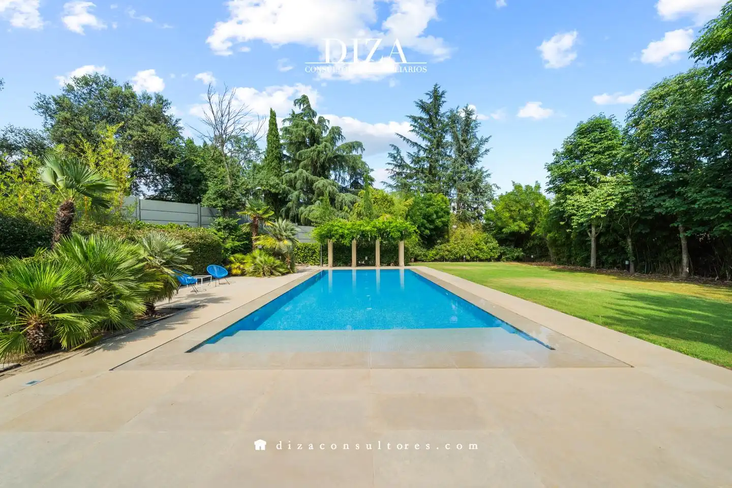 Swimming pool of Houses for rent in Madrid  with Air Conditioner, Heating and Private garden