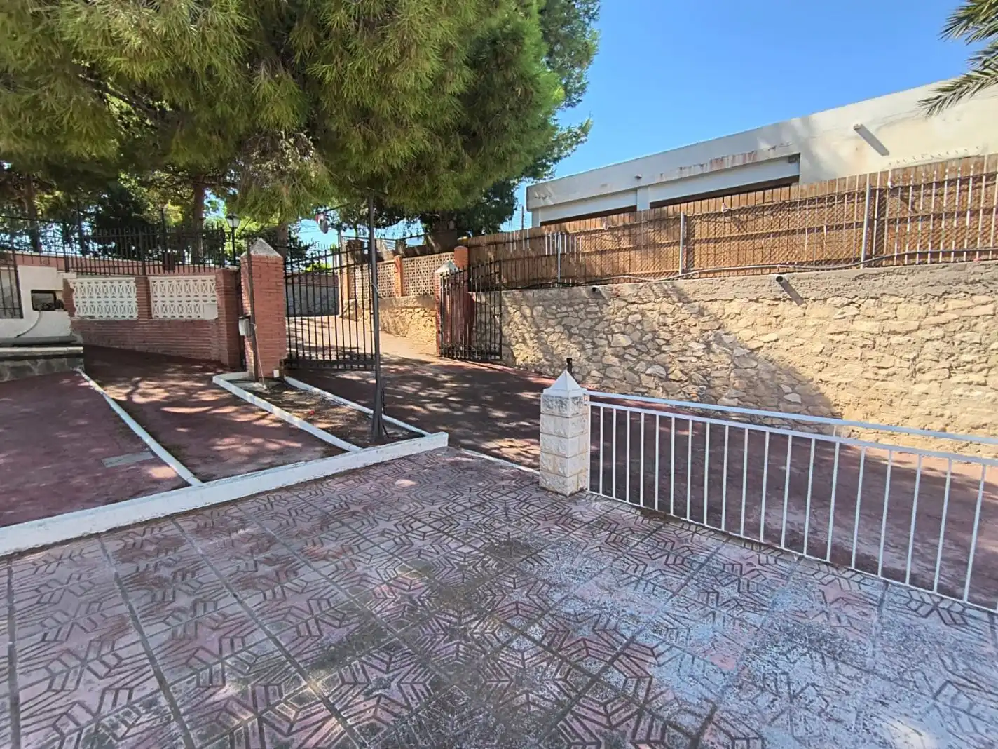 Vista exterior de Casa o xalet en venda en Crevillent amb Aire condicionat, Terrassa i Piscina