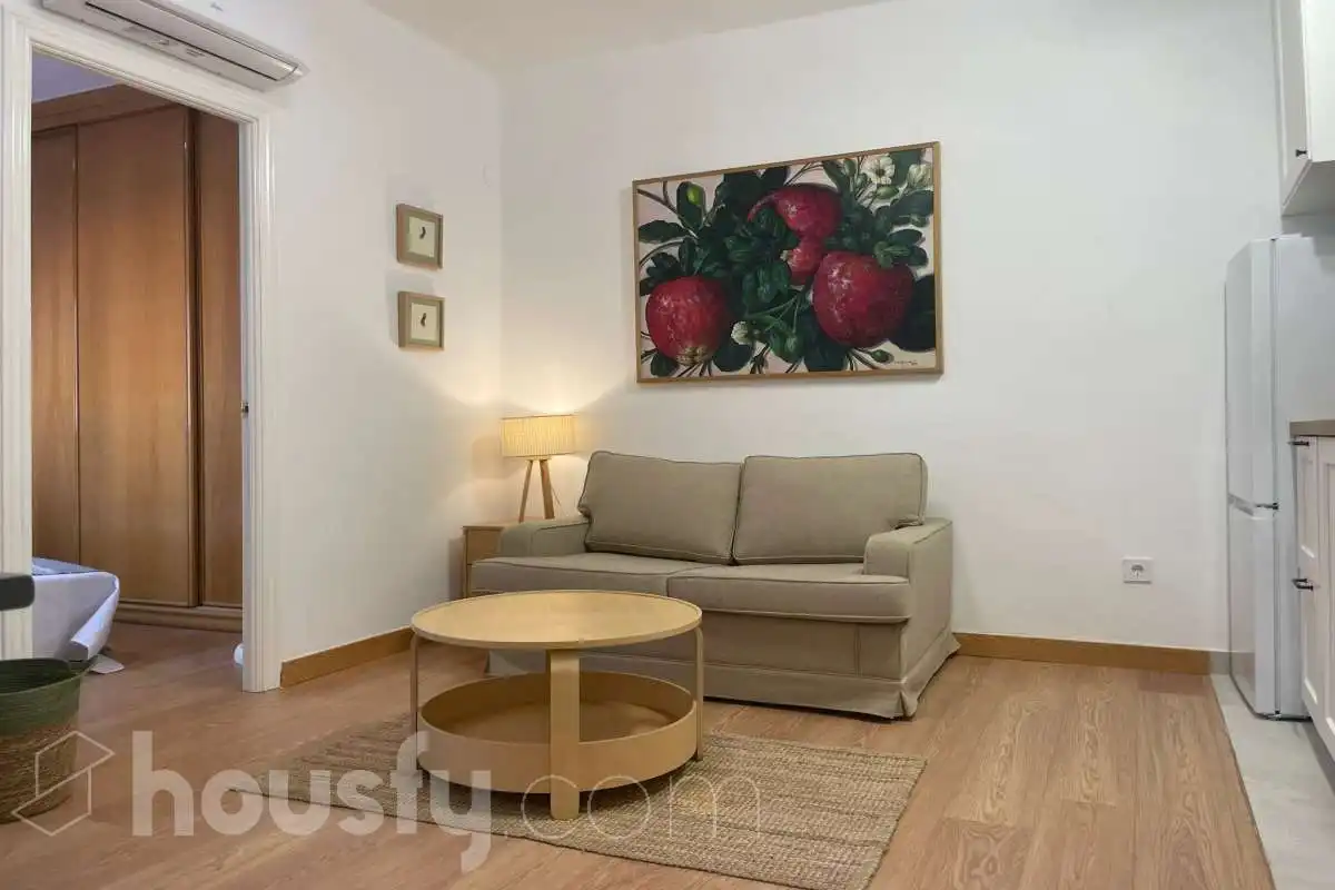 Living room of Flat for rent in Madrid  with Air Conditioner, Heating and Parquet flooring