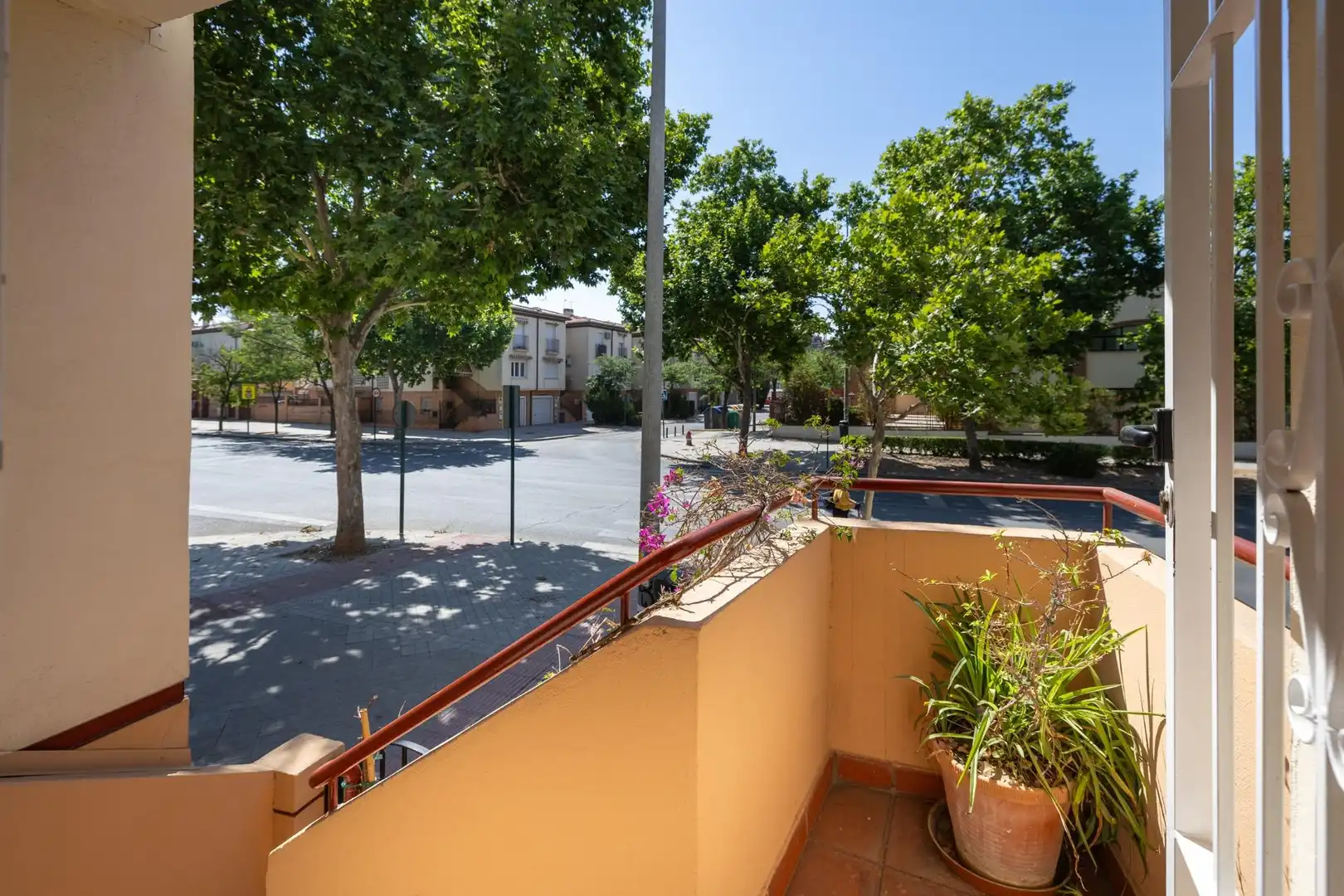 Außenansicht von Einfamilien-Reihenhaus zum Verkauf in Granada