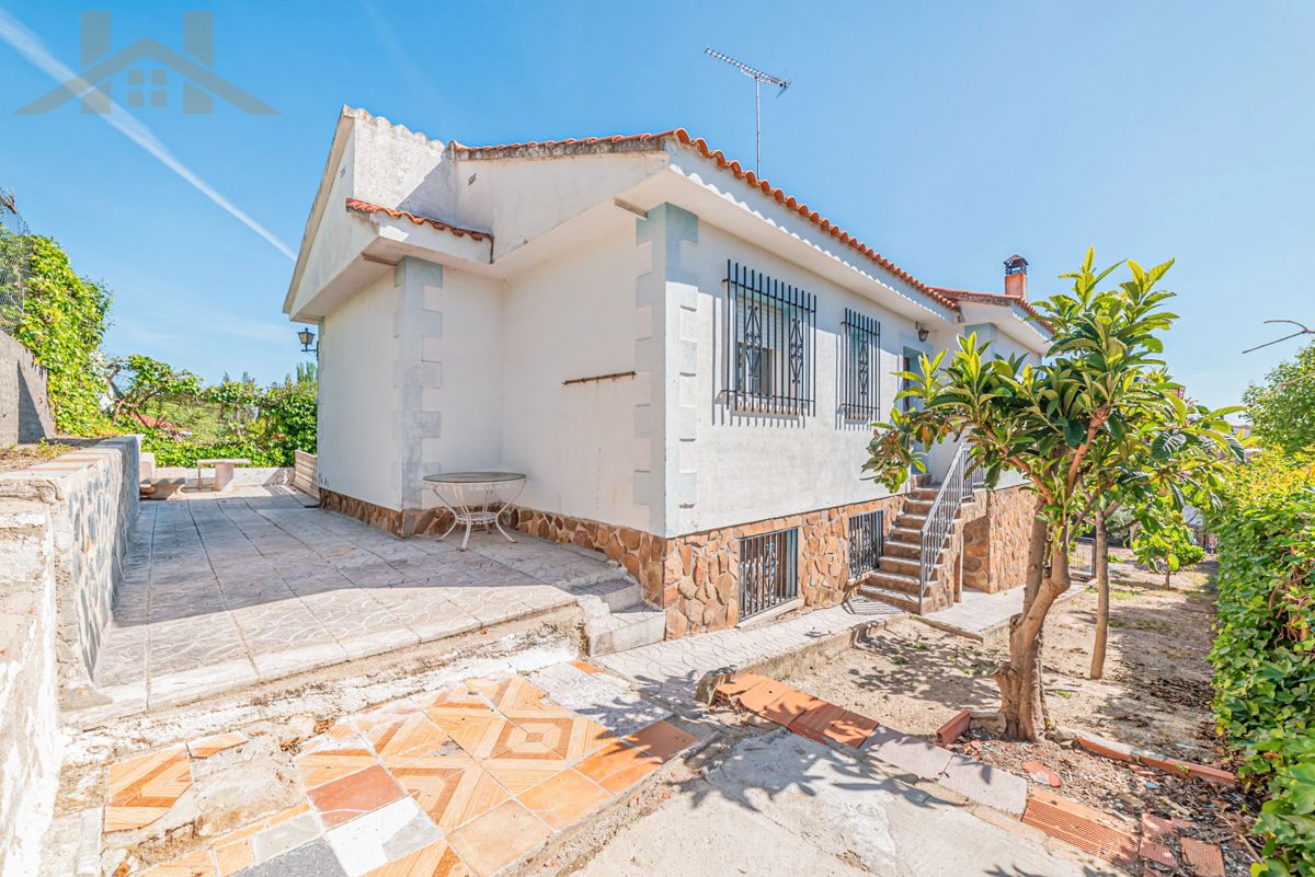 Vista exterior de Casa o xalet en venda en Méntrida amb Calefacció, Jardí privat i Balcó
