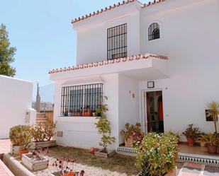 Vista exterior de Casa adosada en venda en Rincón de la Victoria amb Terrassa, Traster i Moblat