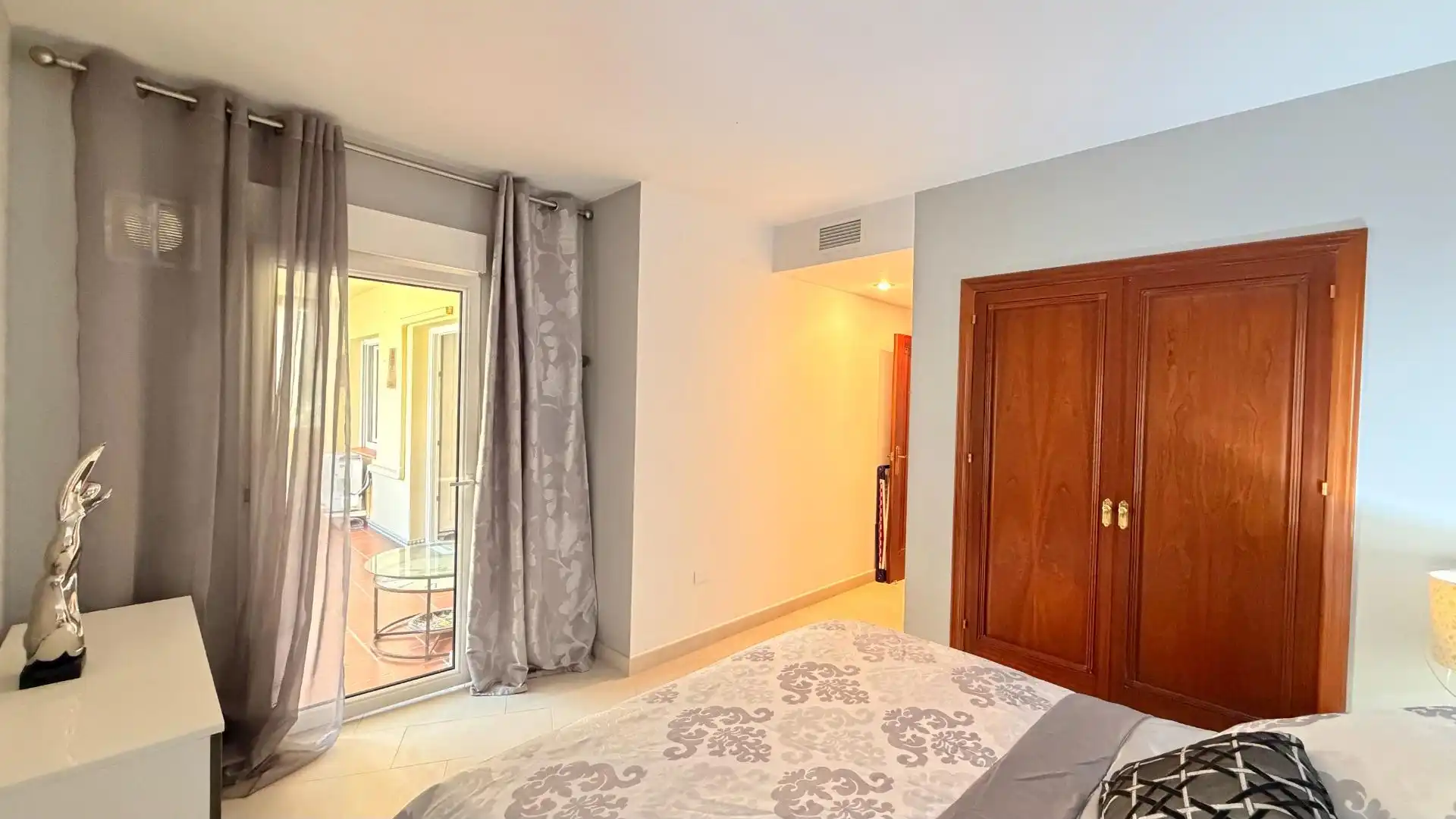 Habitación de Apartamento en venta en Torrevieja con Aire acondicionado, Terraza y Amueblado