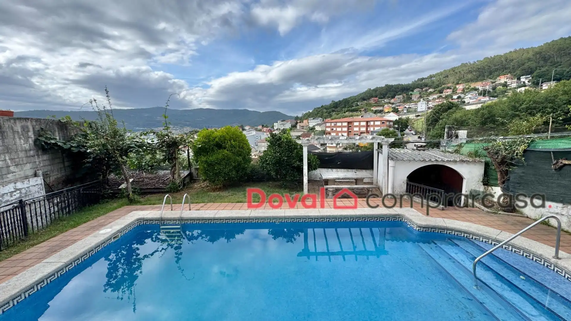 Vista exterior de Casa o xalet en venda en Redondela amb Calefacció, Traster i Piscina