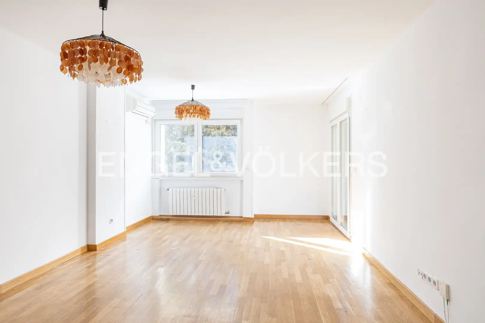 Außenansicht von Wohnung zur Miete in Madrid mit Klimaanlage, Heizung und Parkett