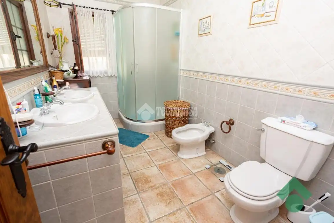 Bathroom of Houses for sale in Algeciras  with Heating and Swimming Pool