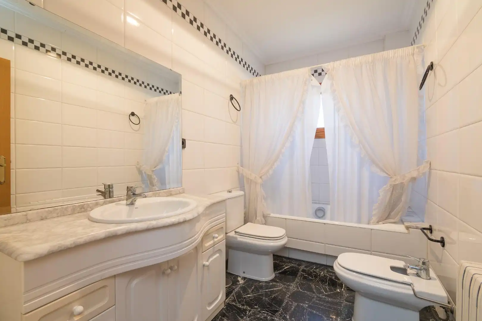 Bany de Casa o xalet en venda en Elche / Elx amb Jardí privat, Terrassa i Piscina