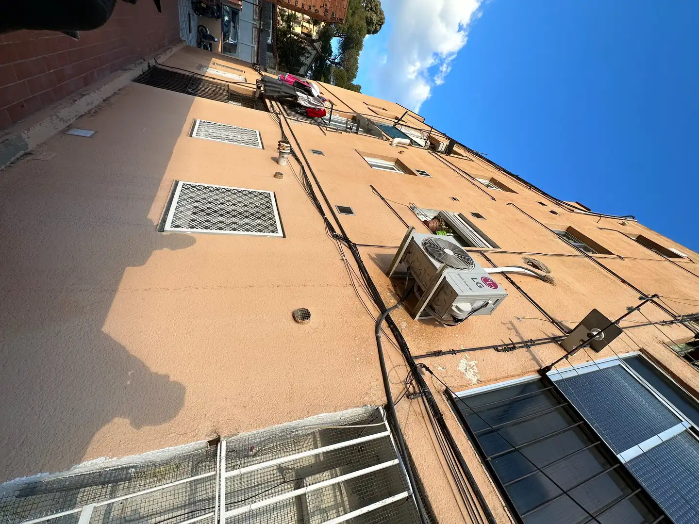 Vista exterior de Pis en venda en Santa Coloma de Gramenet amb Terrassa i Balcó