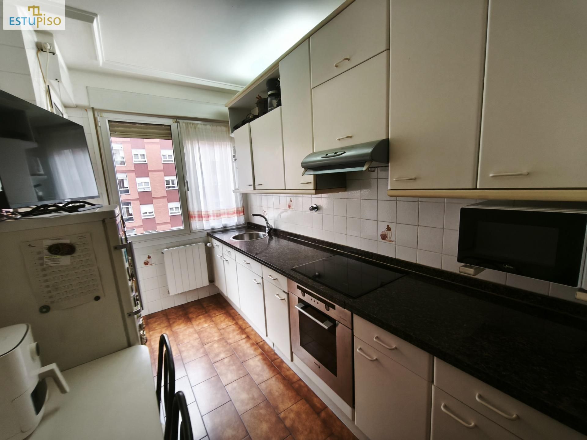 Cocina de Piso en venta en Vitoria - Gasteiz con Parquet, Terraza y Trastero
