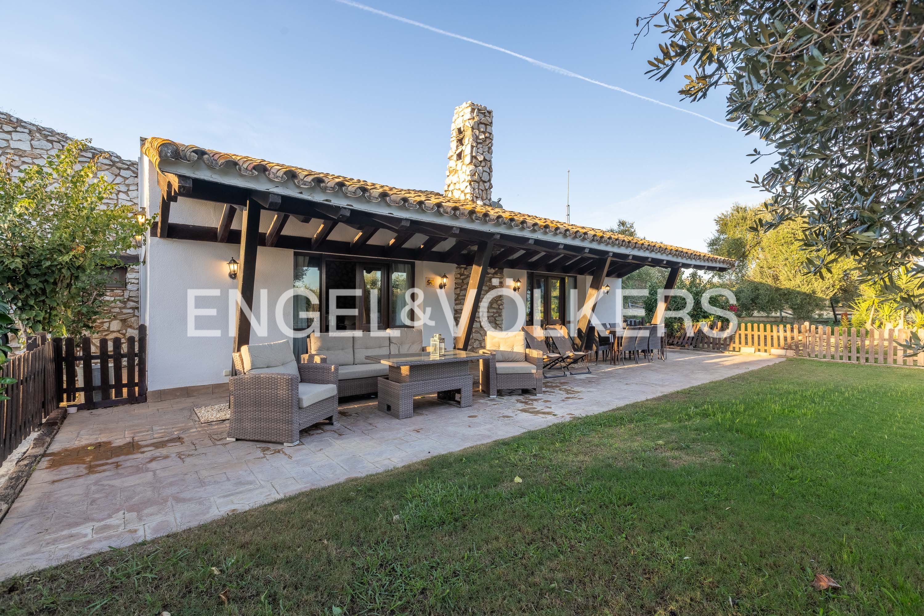 Terraza de Finca rústica de alquiler en La Puebla del Río con Aire acondicionado, Calefacción y Jardín privado