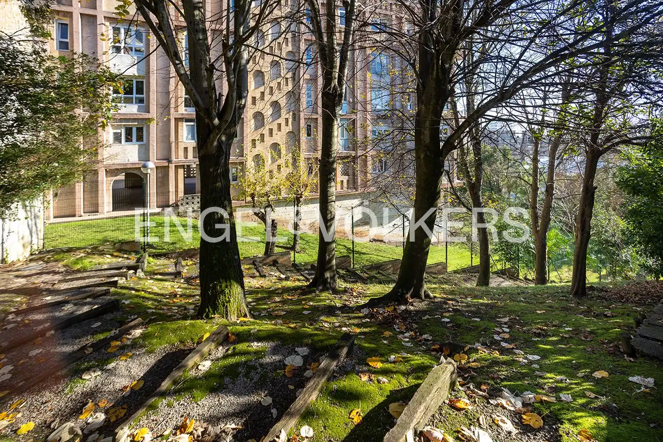 Außenansicht von Einfamilien-Reihenhaus zum Verkauf in Santander mit Heizung, Privatgarten und Terrasse
