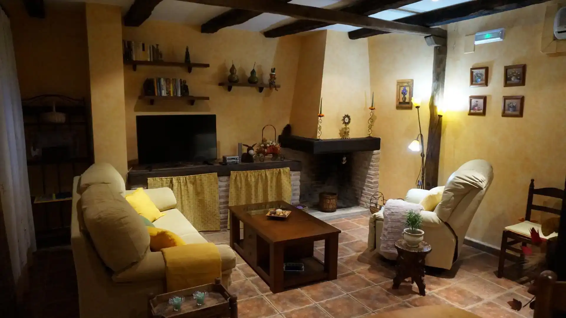 Sala d'estar de Casa adosada en venda en Valverde del Fresno amb Aire condicionat i Balcó