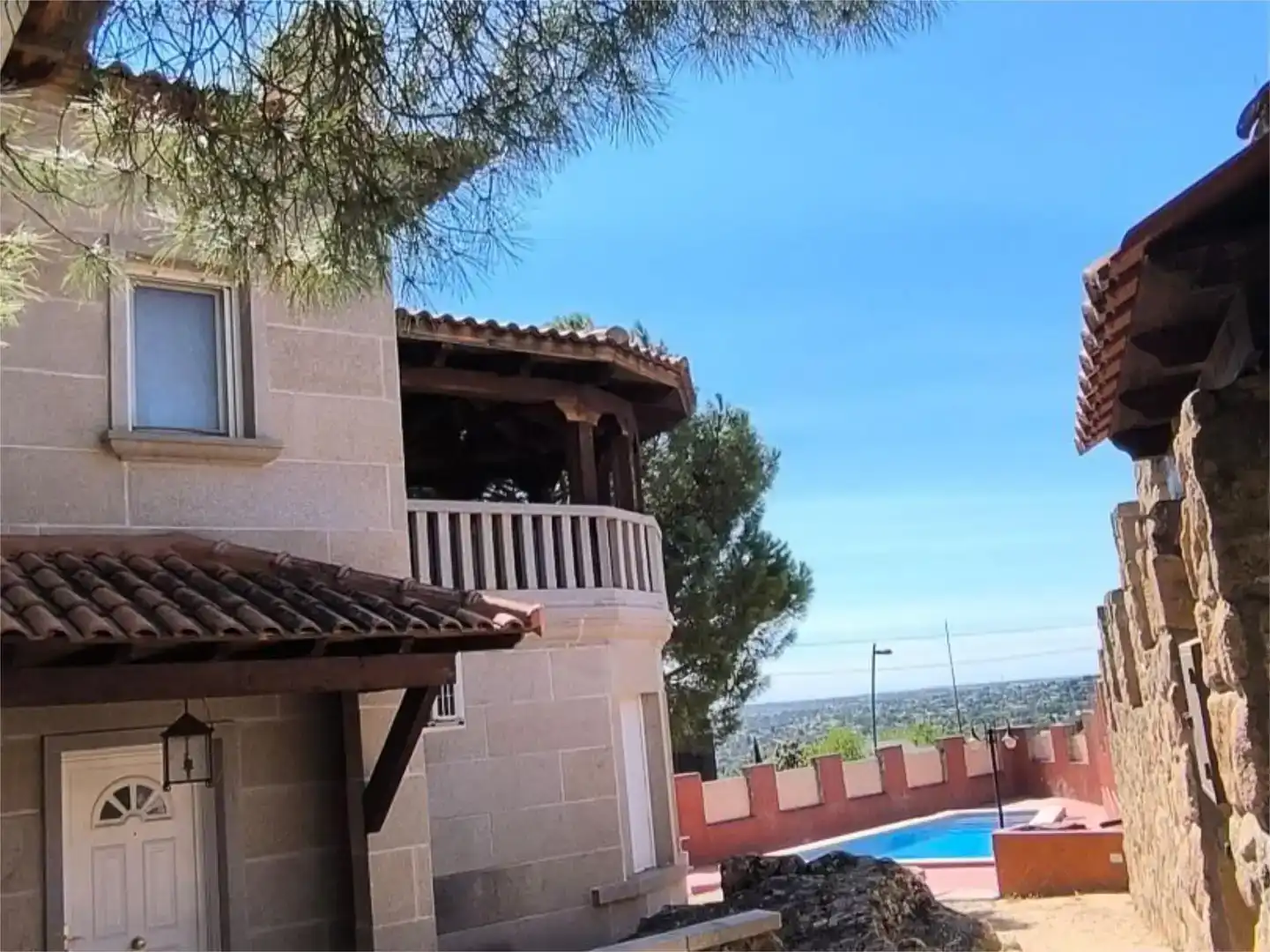 Außenansicht von Wohnung zum Verkauf in Torrelodones mit Klimaanlage, Schwimmbad und Balkon