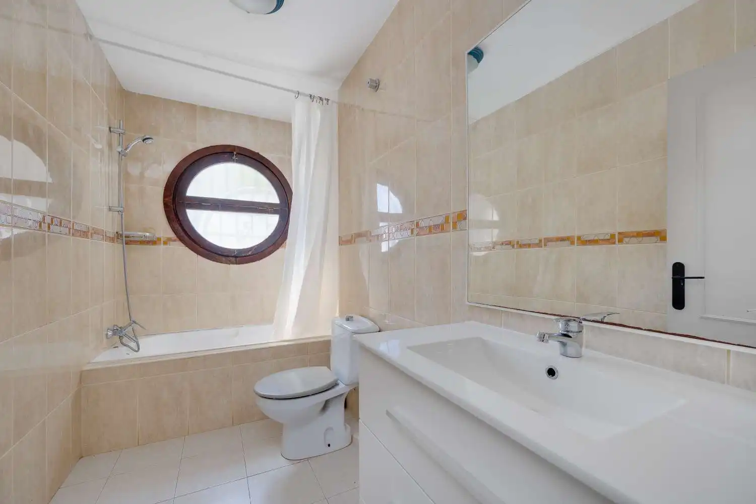 Bathroom of Apartments for sale in Torrevieja  with Terrace, Swimming Pool and Furnished