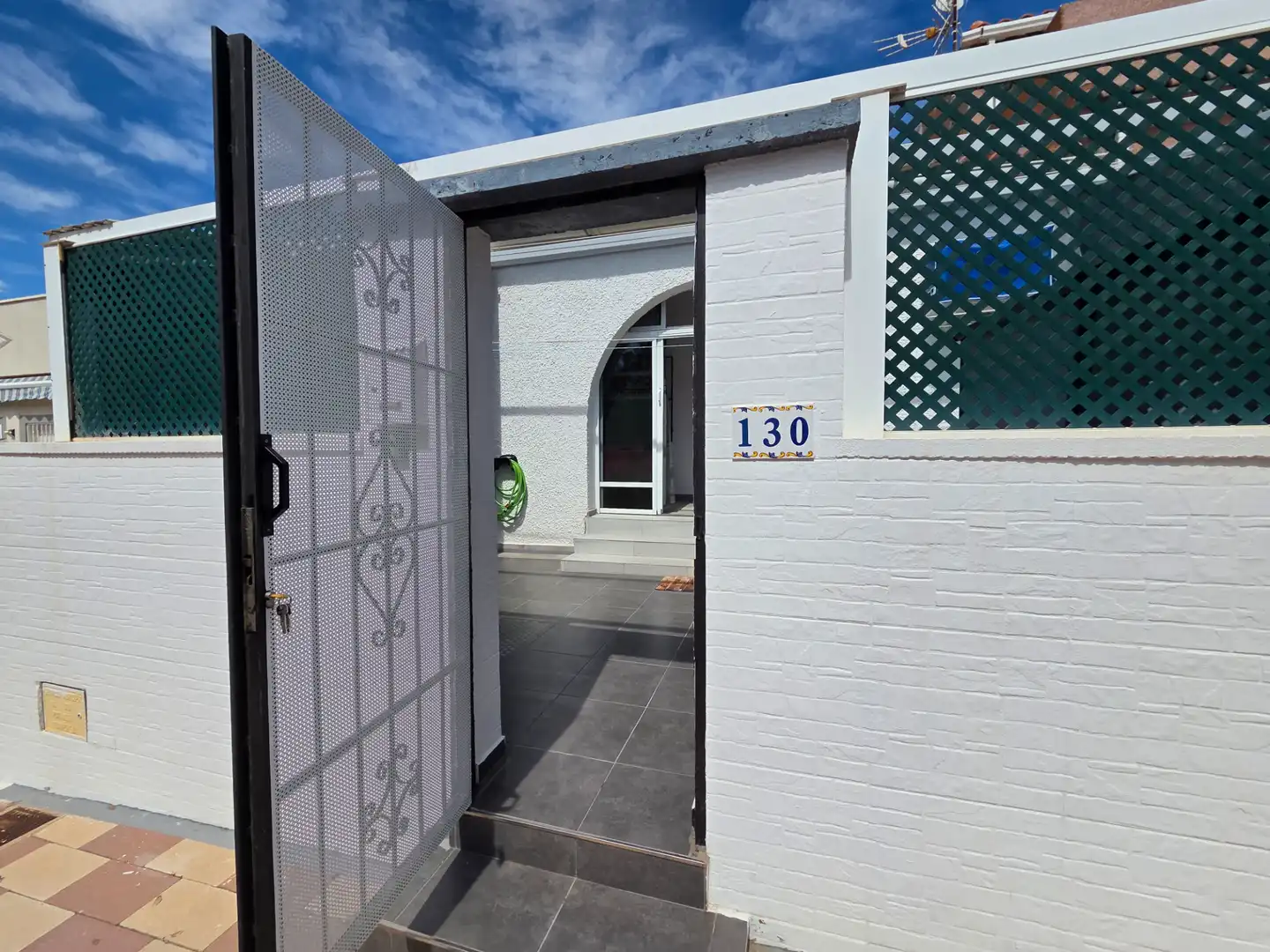 Einfamilien-Reihenhaus zum Verkauf in Torrevieja mit Klimaanlage, Terrasse und Abstellraum