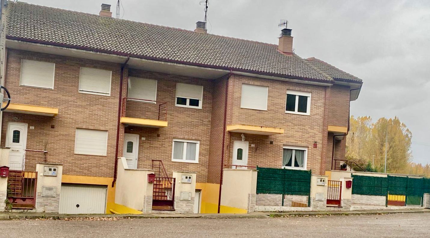 Exterior view of House or chalet for sale in Villasabariego  with Heating, Parquet flooring and Terrace