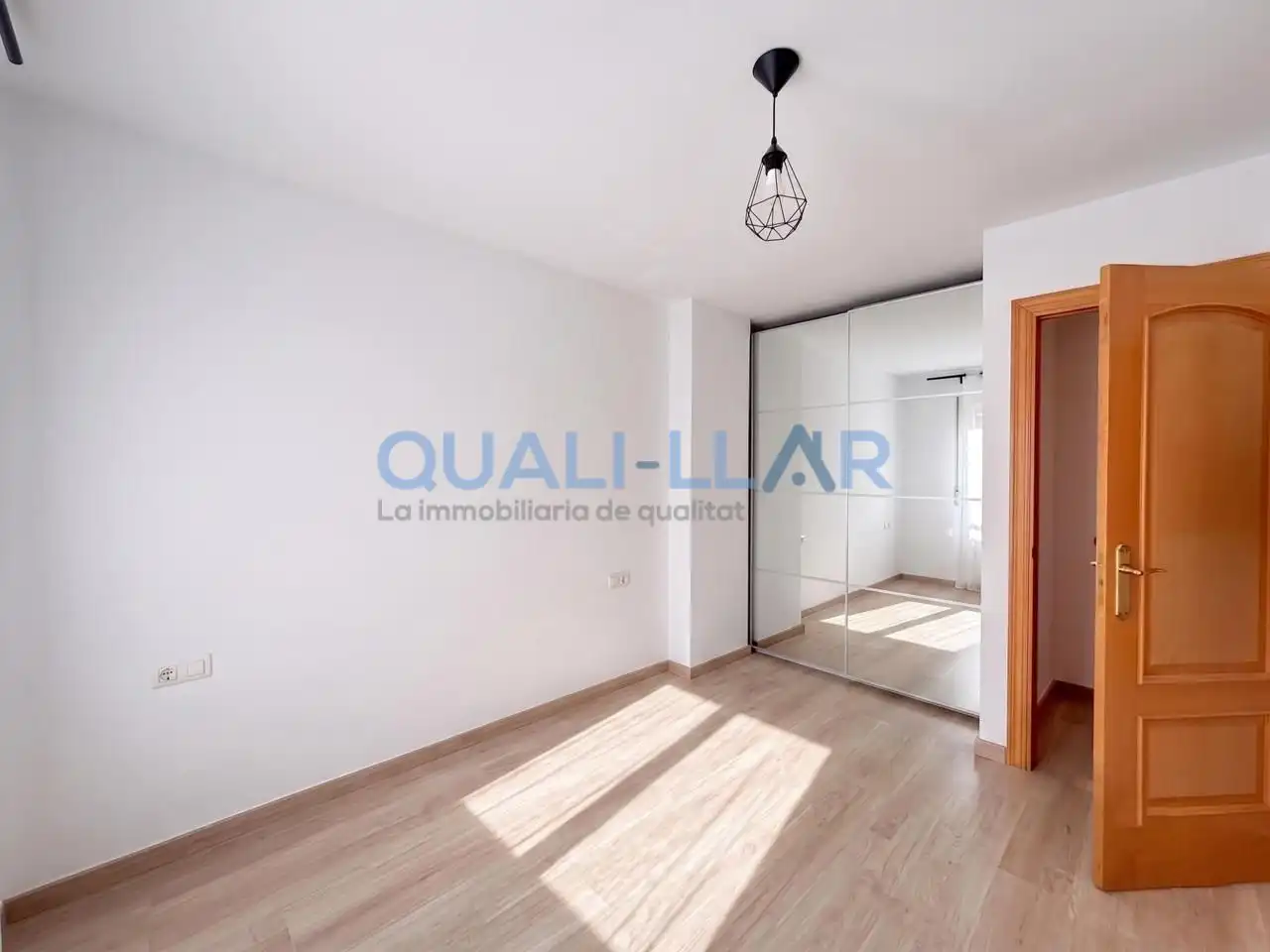 Habitación de Piso en venta en Cornellà de Llobregat con Aire acondicionado, Calefacción y Parquet