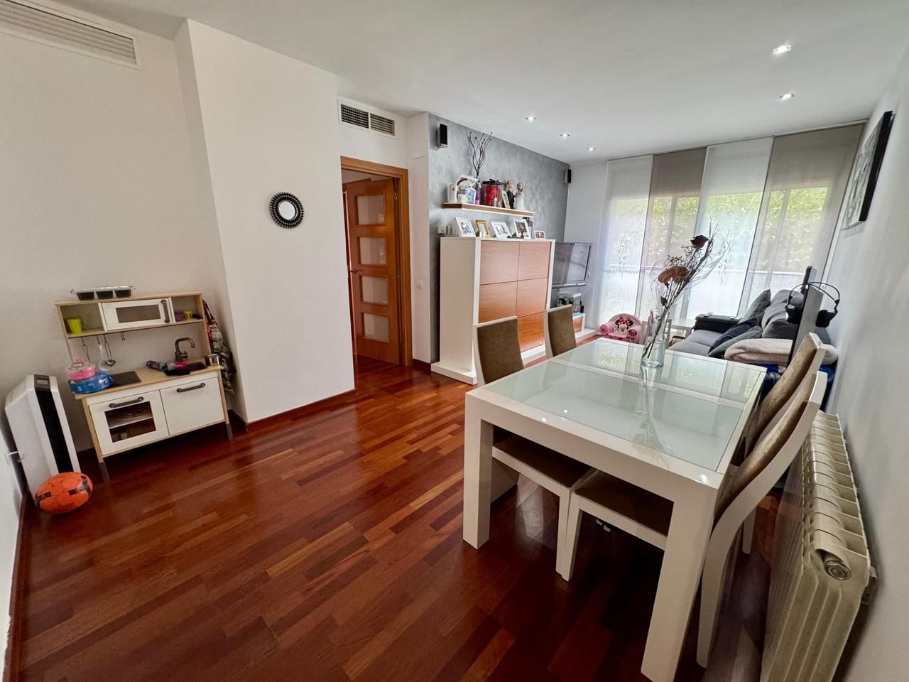 Sala d'estar de Planta baixa en venda en Montcada i Reixac amb Aire condicionat, Calefacció i Parquet