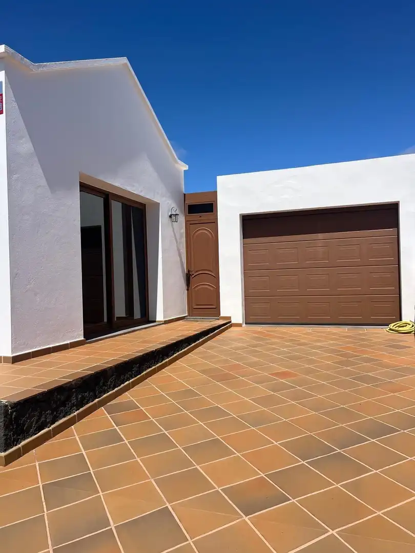 Vista exterior de Casa o xalet en venda en Tinajo amb Jardí privat, Terrassa i Traster