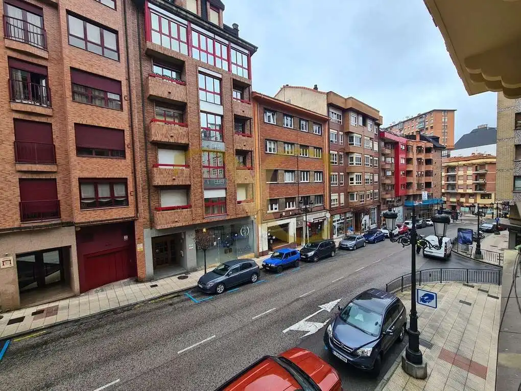 Vista exterior de Pis en venda en Oviedo  amb Calefacció i Jardí privat
