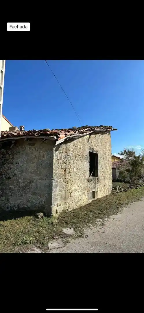 Vista exterior de Casa adosada en venda en Valle de Valdebezana amb Jardí privat