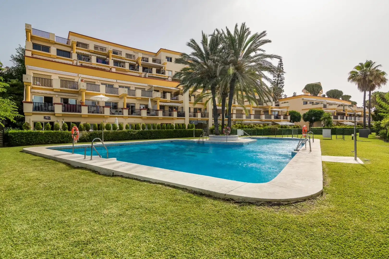 Piscina de Piso en venta en Marbella con Aire acondicionado, Calefacción y Jardín privado