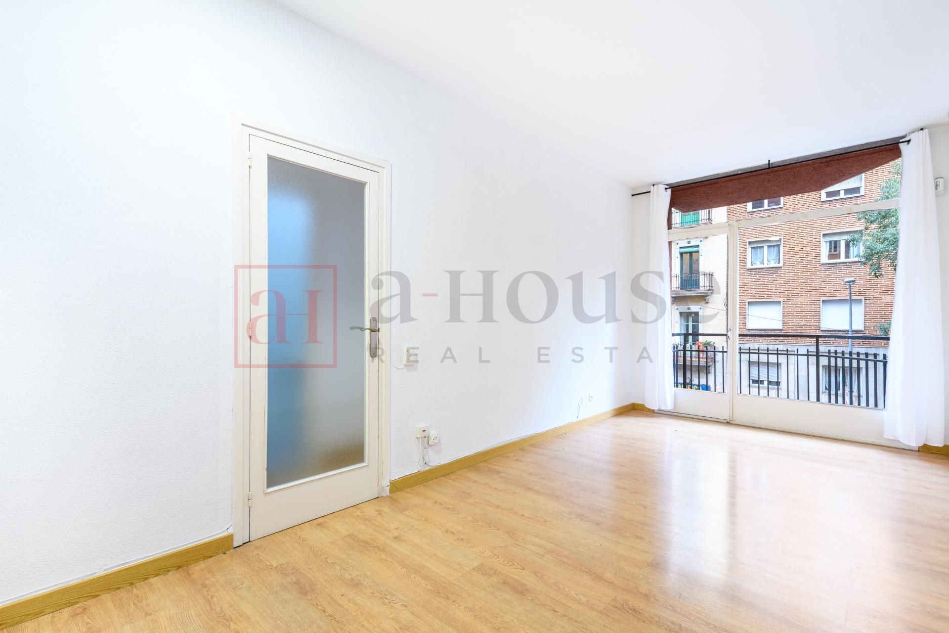 Exterior view of Flat for sale in  Barcelona Capital  with Balcony and Alarm