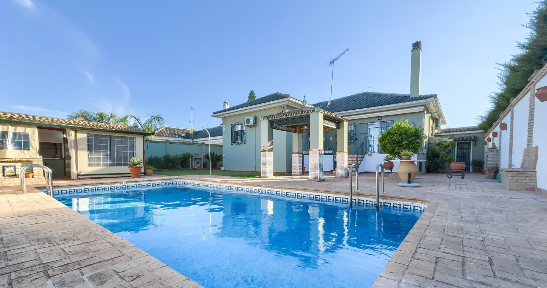 Piscina de Casa o xalet en venda en Espartinas amb Aire condicionat, Jardí privat i Terrassa