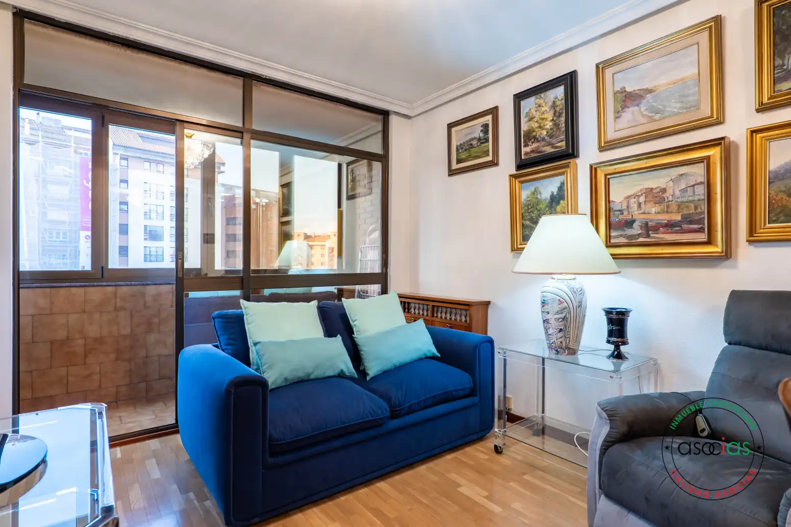 Sala d'estar de Pis en venda en Oviedo  amb Calefacció, Parquet i Terrassa