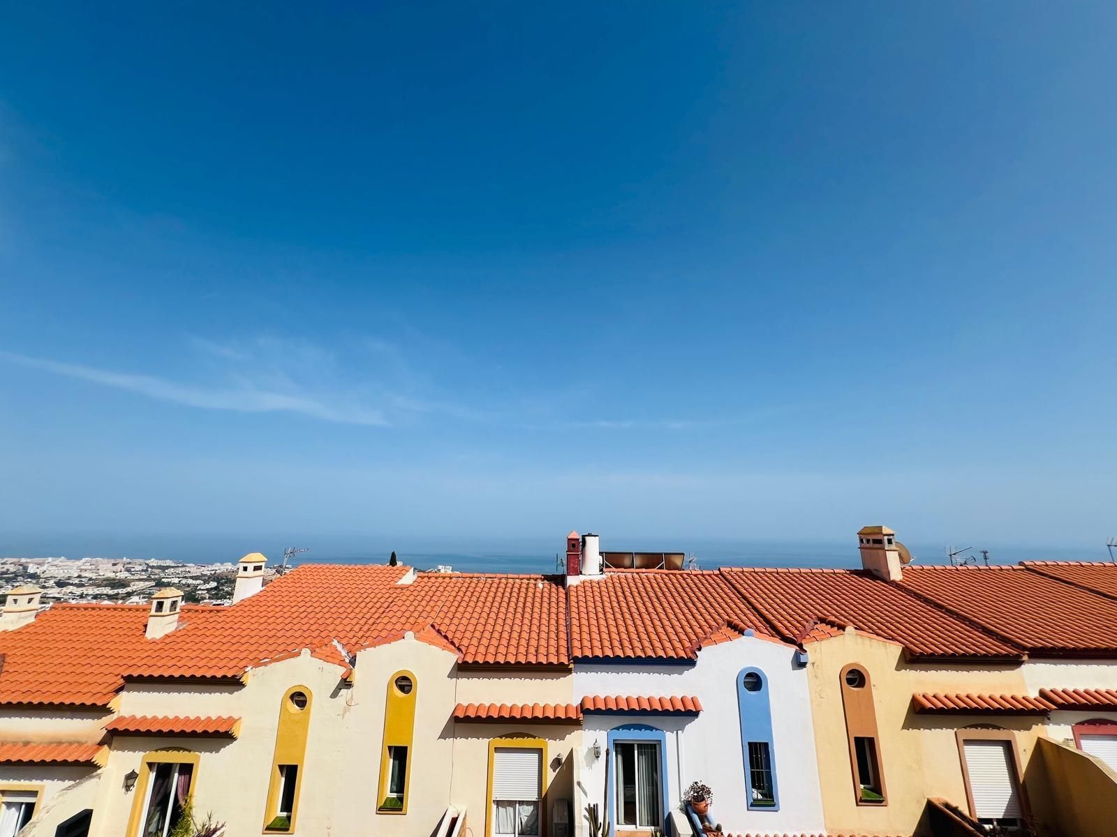 Vista exterior de Casa adosada en venda en Benalmádena amb Aire condicionat, Terrassa i Traster