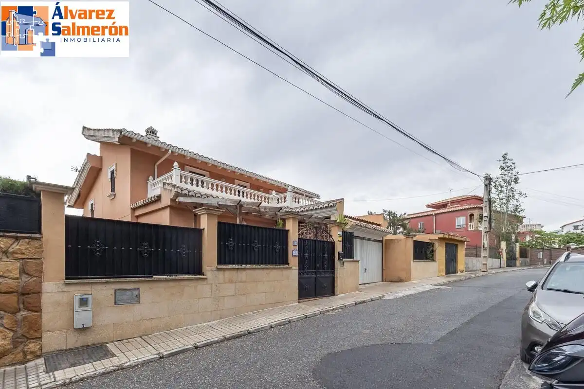 Detached house with terrace for sale in Calle Calle Sauce