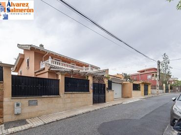Detached house with balcony for sale in Calle Calle Sauce