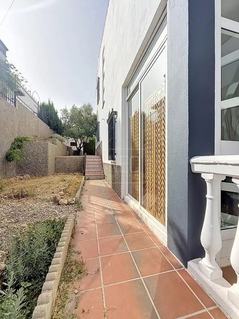 Vista exterior de Casa o xalet en venda en Pinos Genil amb Aire condicionat, Calefacció i Terrassa