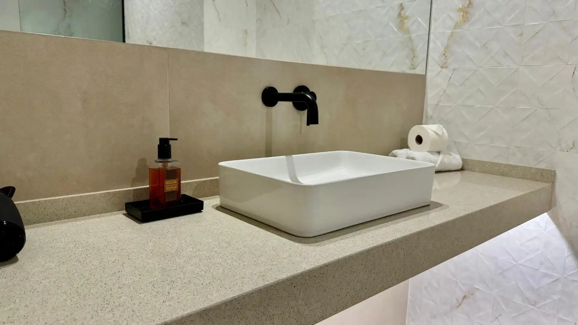 Baño de Piso de alquiler en Barcelona con Aire acondicionado, Calefacción y Amueblado