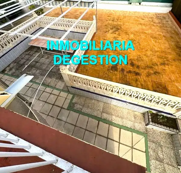 Vista exterior de Casa o xalet en venda en Linares amb Aire condicionat, Calefacció i Jardí privat