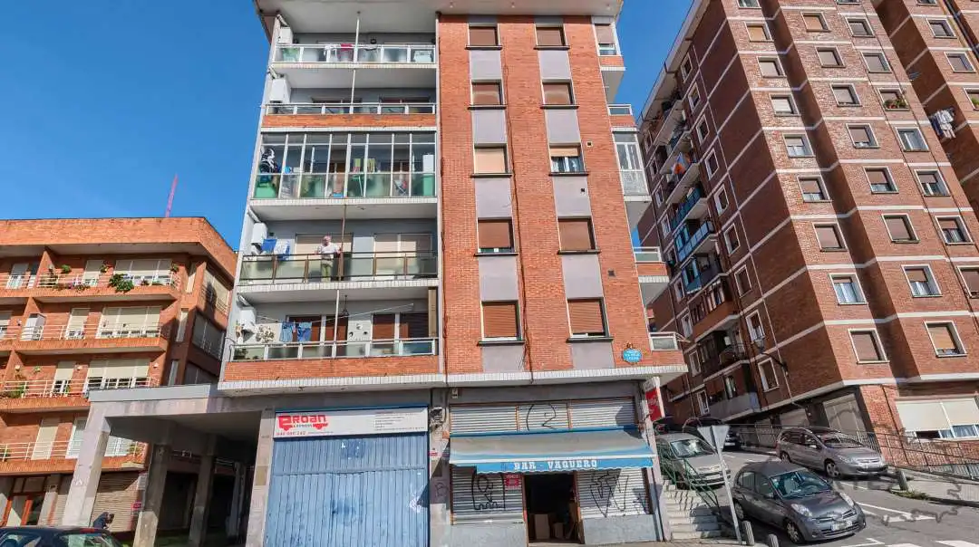 Vista exterior de Local en venda en Bilbao  amb Moblat
