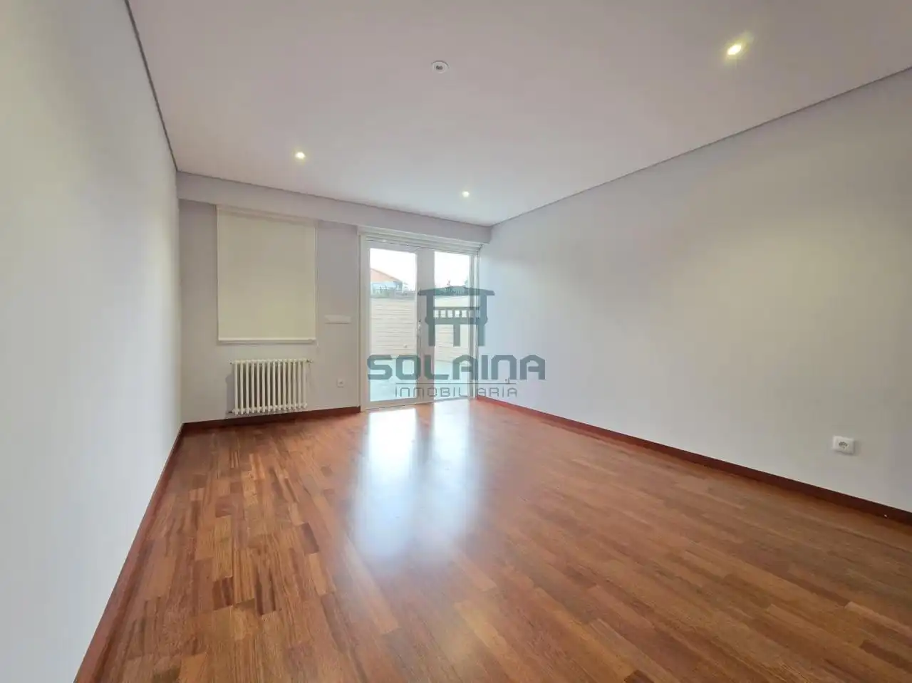 Sala d'estar de Casa adosada en venda en Ourense Capital  amb Calefacció, Jardí privat i Terrassa