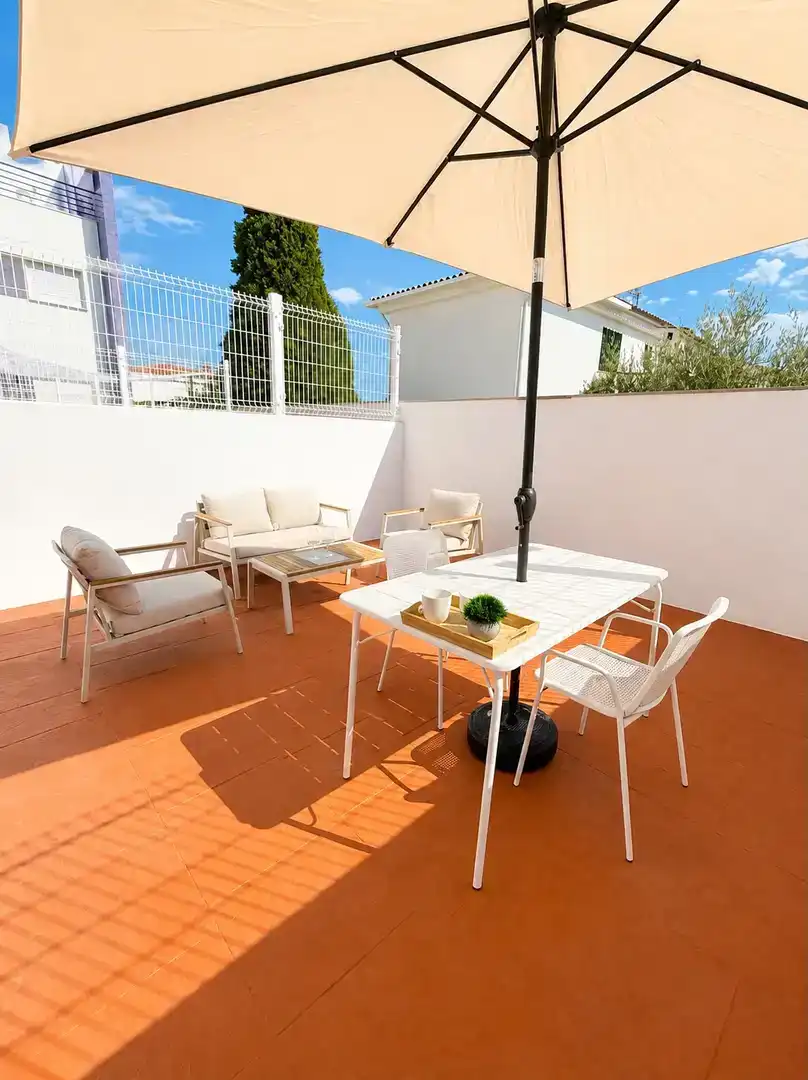 Terrasse von Einfamilien-Reihenhaus zur Miete in Almazora / Almassora mit Klimaanlage und Möbliert