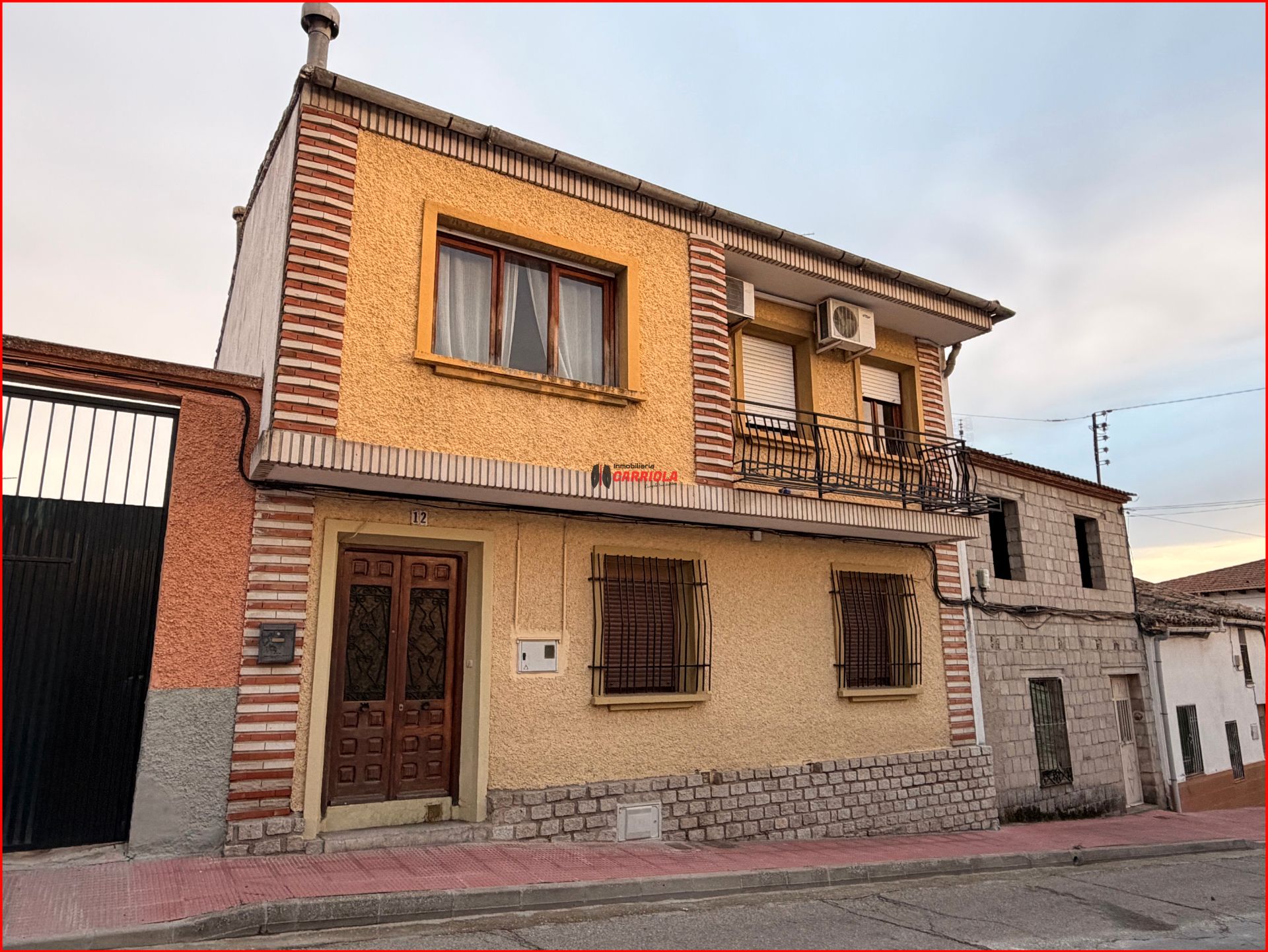 Vista exterior de Casa adosada en venda en La Torre de Esteban Hambrán