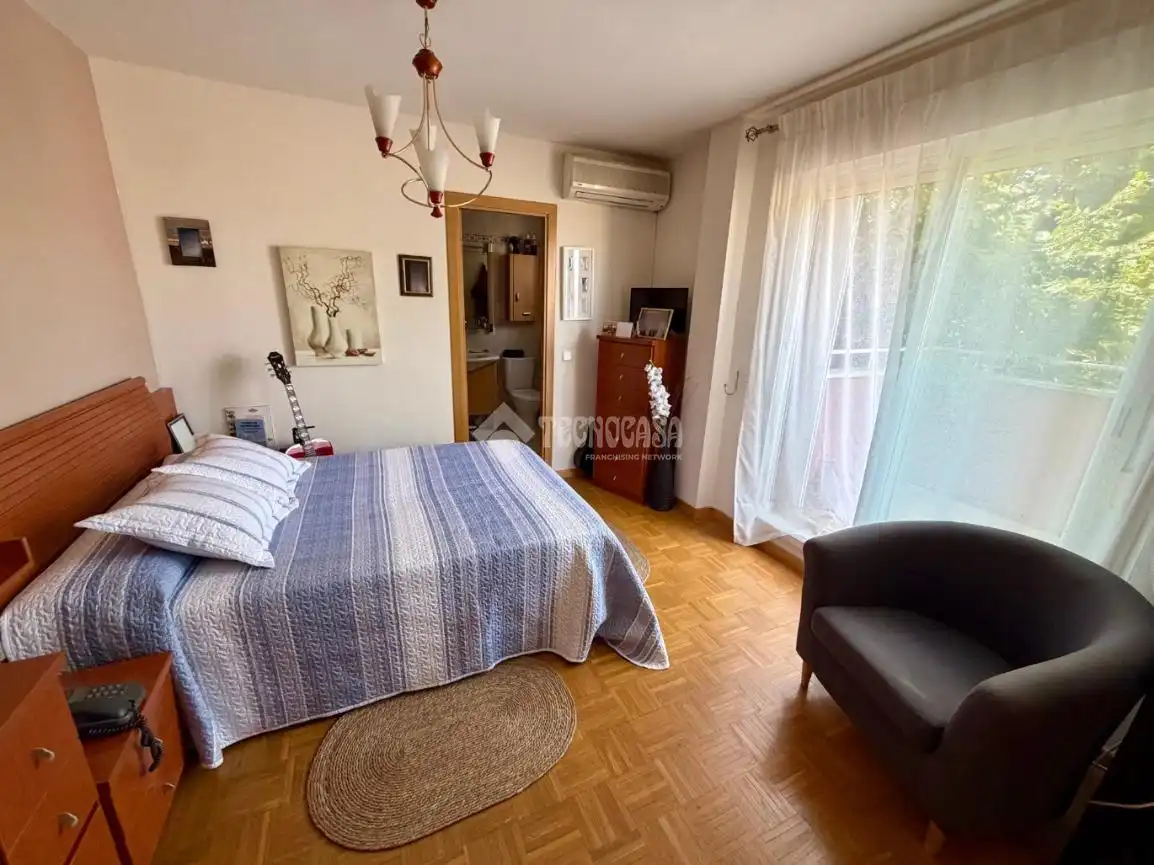 Dormitori de Casa adosada en venda en Daganzo de Arriba amb Aire condicionat, Parquet i Piscina