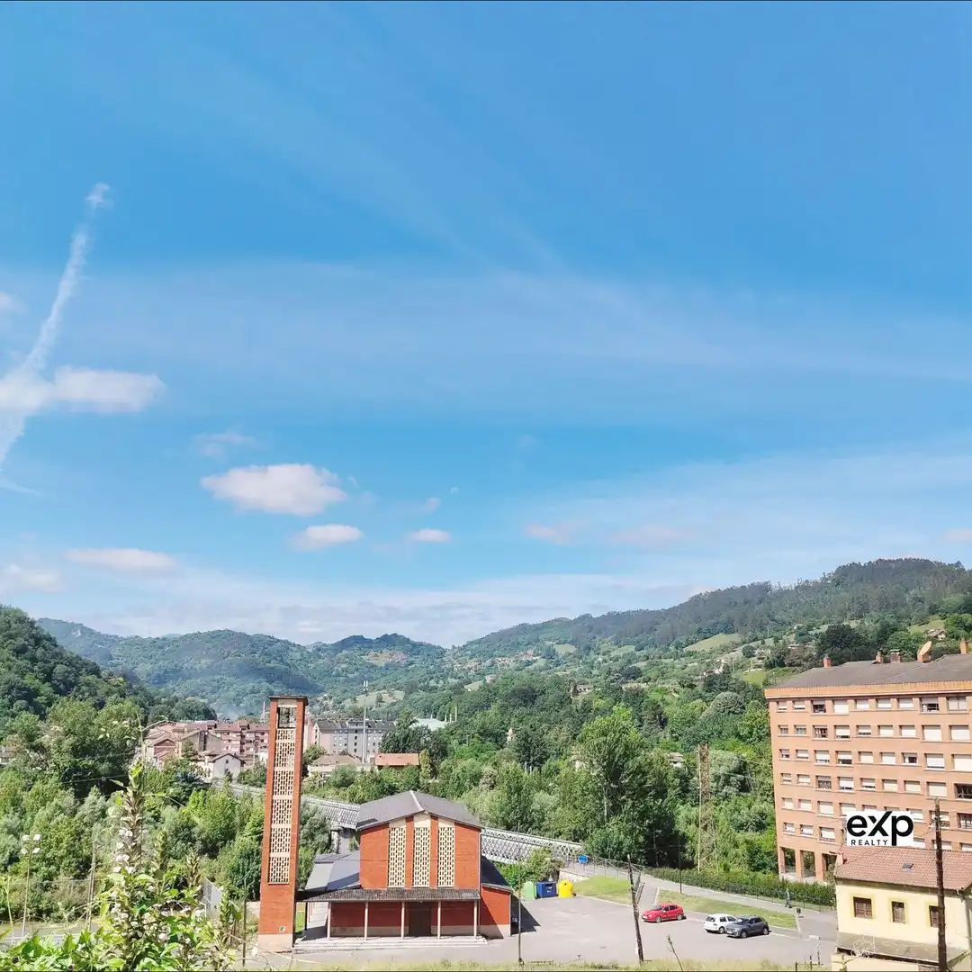 Vista exterior de Casa adosada en venda en Oviedo  amb Parquet i Moblat