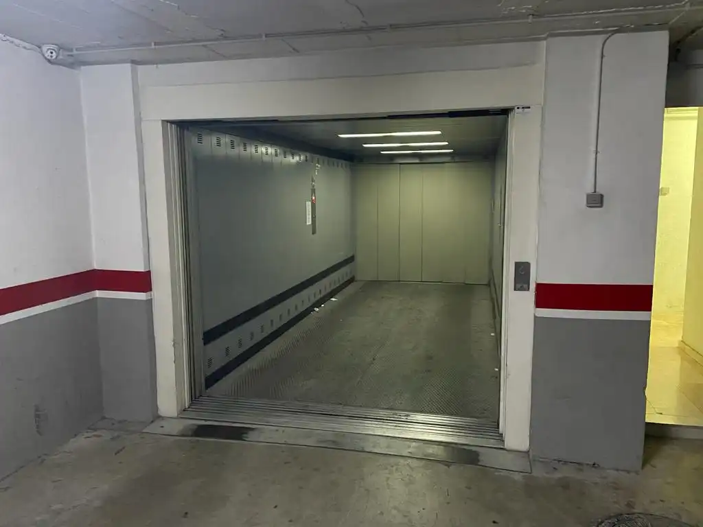 Parking with lift for sale in Carrer de Castella, imagen 10