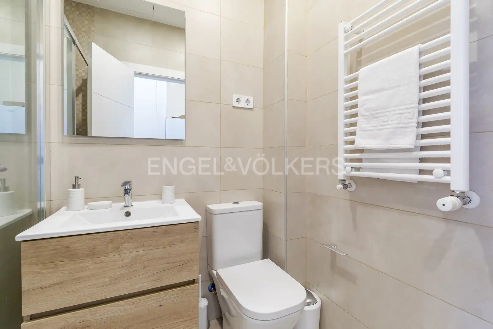 Bany de Apartament de lloguer en Madrid amb Aire condicionat, Calefacció i Moblat